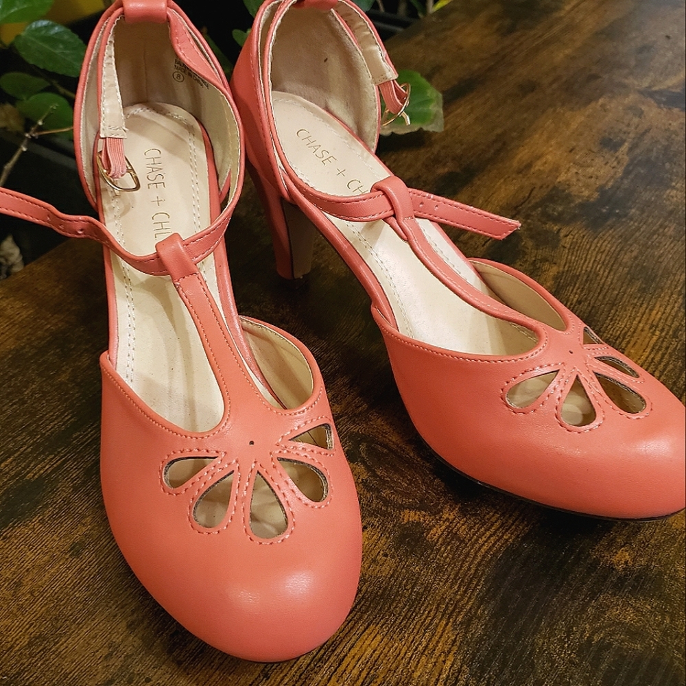 2.5 inch heel, peekaboo toe, T strap, retro, coral, soft, almost new